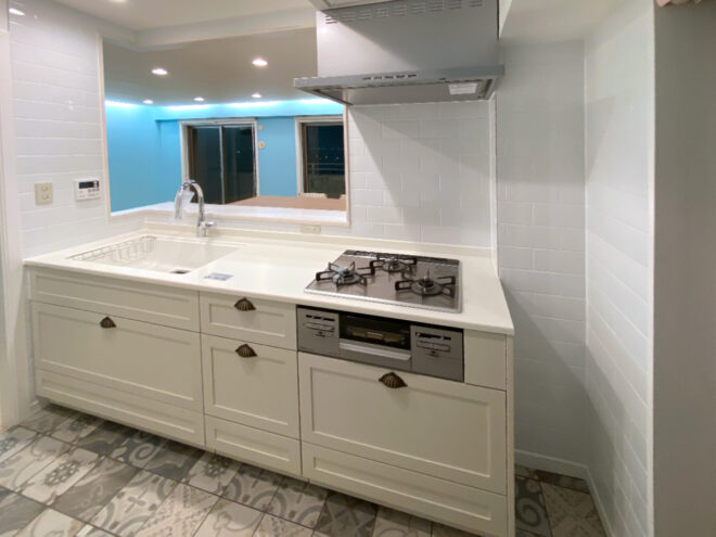 海とLDKが見渡せる開放的なキッチン