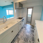 海とLDKが見渡せる開放的なキッチン