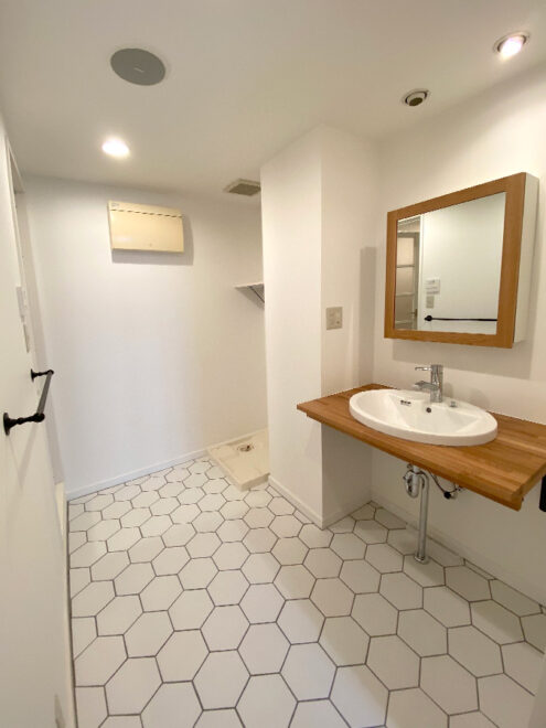 六角形の床タイルが印象的な洗面空間