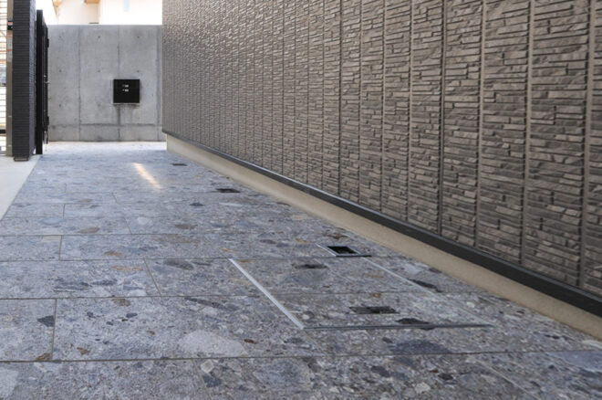 斑点模様が特徴的なポーチタイル