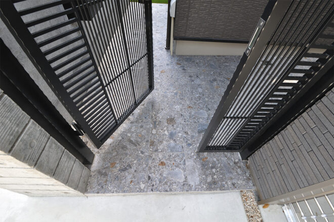 斑点模様が特徴的なポーチタイル