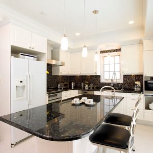 オーシャンサイド・グラスタイルが美しいL型キッチン