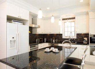 ガラスタイルが美しいL型キッチン