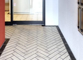 マンションエントランス（ヘリンボーン張り）