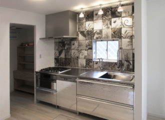 ボタニカル柄タイルキッチン施工例