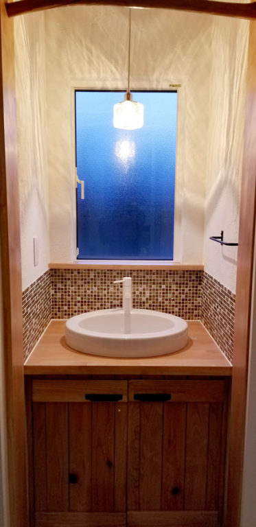 タイル張りの来客用洗面所