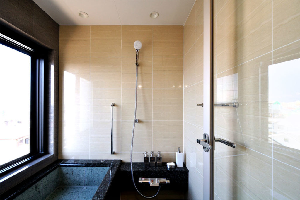 和風な宿の風呂をイメージした浴室リモデル