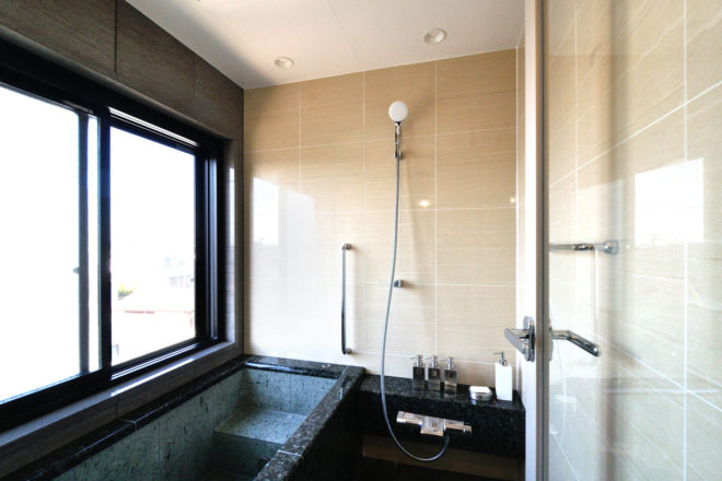 ユニットバスでありながら総タイル張り