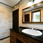 大きな鏡とKOHLER洗面ボウルでホテルライクな洗面スペース