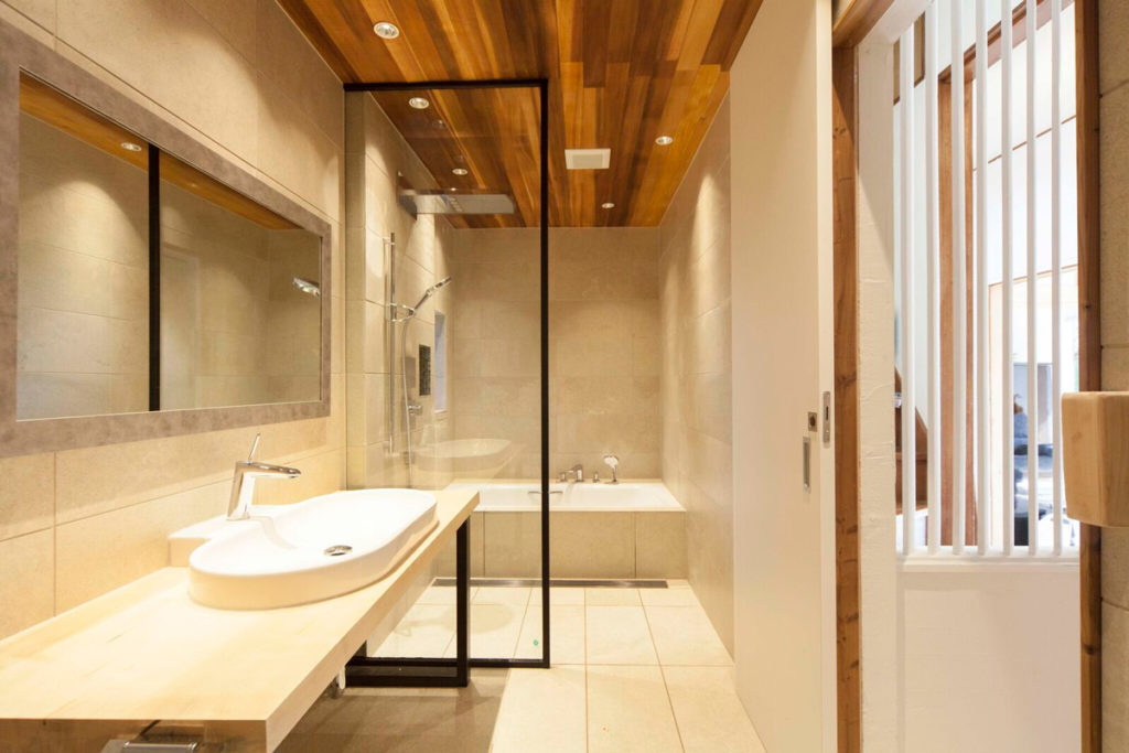 洗面・トイレ・浴室が一体となったバスルーム空間