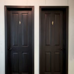 全体のデザインに合わせてドアもダークトーンに