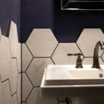 六角形タイルの立ち上がり壁とKOHLER水栓「ケルストン」