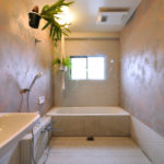 ウェディボードが叶える自由設計バスルーム 施主様がDIYした塗り壁とモザイクタイル