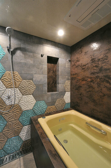 ニッチにはエプロン・浴槽側の壁面と同じ大判タイルを採用