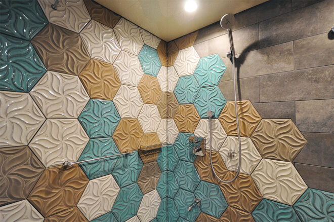 植物の紋様と釉薬が美しいヘキサゴンタイルのバスルーム