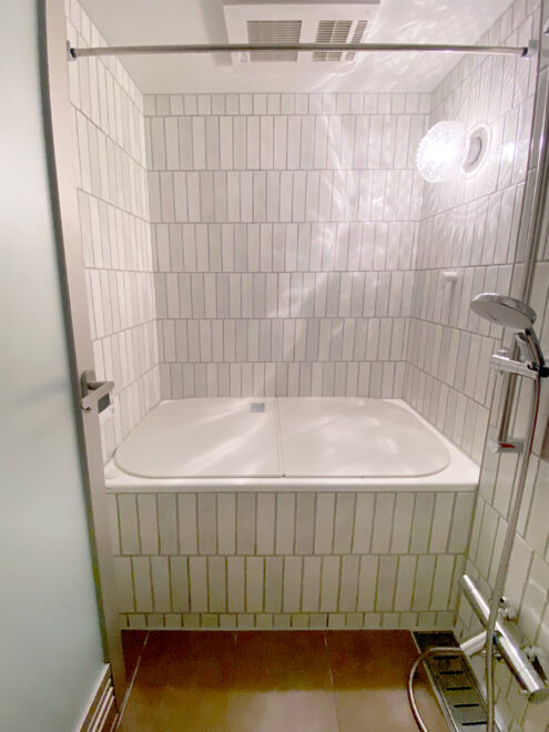 素敵なタイル張りの浴室