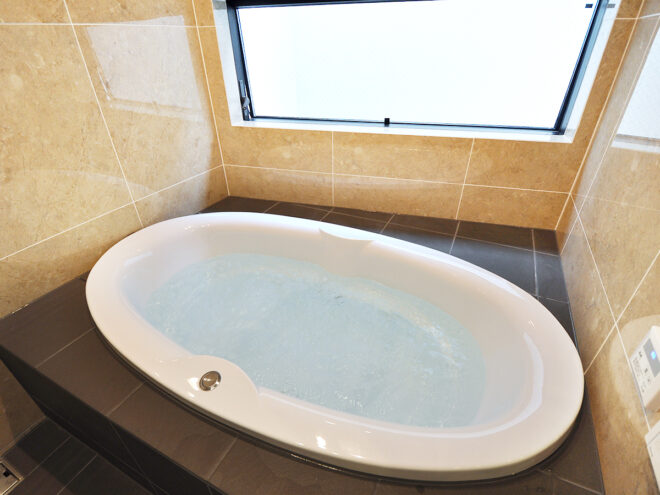 ジェットバス仕様のオーバル型バスタブ