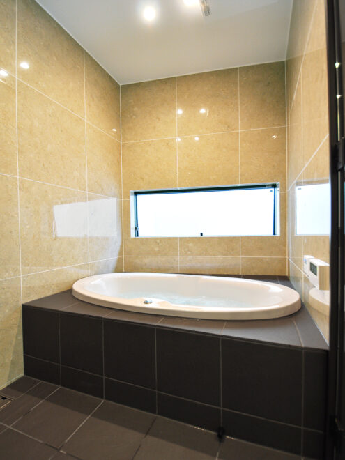 M様邸新築/ブラック&ゴールドのバスルーム