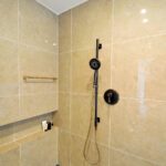 水栓金物もブラック&ゴールドでコーディネート