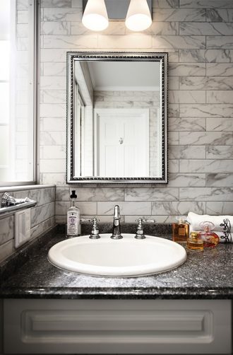 大理石調タイル張りのラグジュアリー洗面台