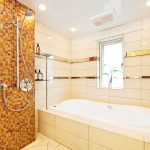 ガラスモザイクと大理石調の優雅なユニットバス