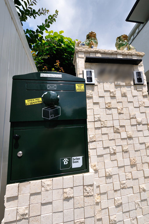 郵便受にもなる宅配ボックス「Brizebox」とシーサー