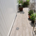テラス床には木目調タイルを採用