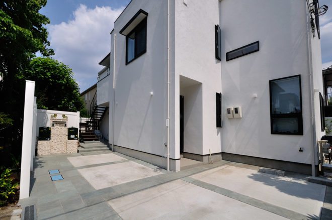 ファサードの白を引き立てるカーポート・ポーチデザイン