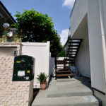 ポーチ床には淡い青系の石材を採用