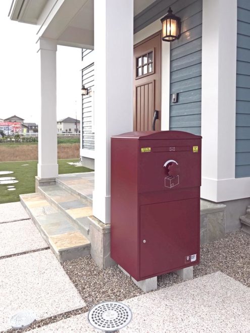 K様邸／宅配ボックス Brizebox Ex-Large ボルドー：据え置き施工
