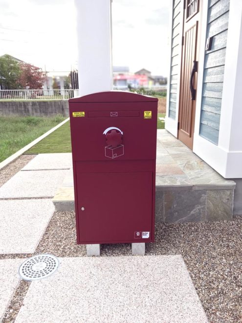 K様邸／宅配ボックス Brizebox Ex-Large ボルドー：据え置き施工