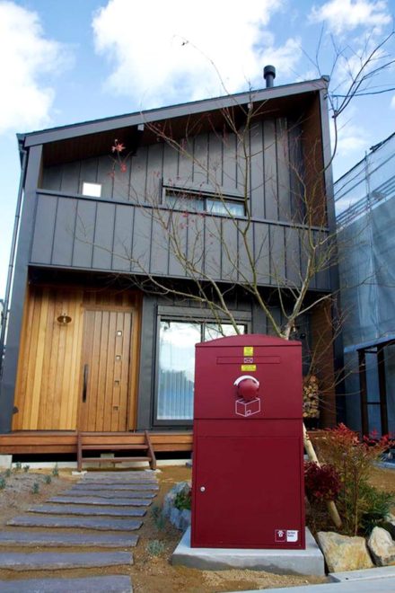 今ケン様邸/宅配ボックス Brizebox Ex-Large ボルドー:据え置き施工 戸建住宅用・宅配ボックス Brizebox 施工例・口コミ