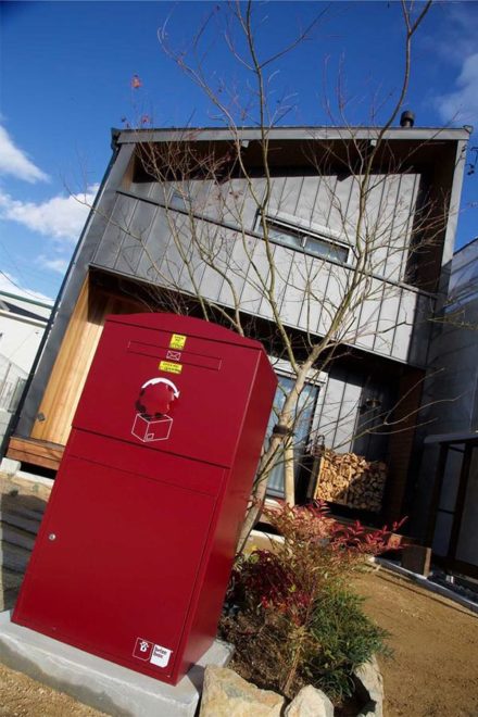 今ケン様邸/宅配ボックス Brizebox Ex-Large ボルドー:据え置き施工 戸建住宅用・宅配ボックス Brizebox 施工例・口コミ