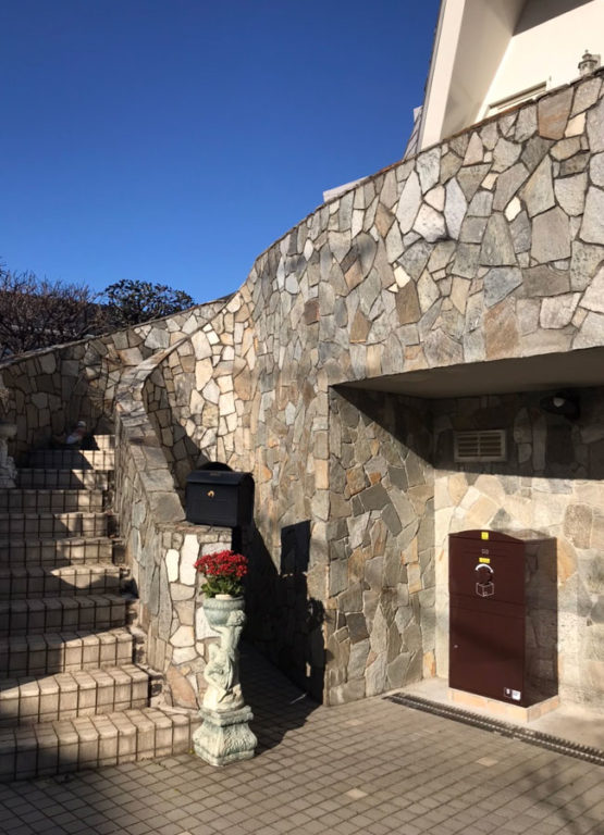 お洒落な宅配ボックス「ブライズボックス(Ex-Largeショコラ)」施工例