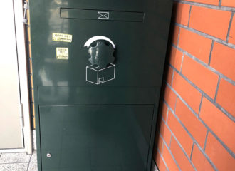 たけちゃん様邸／宅配ボックス Brizebox Ex-Large ダークグリーン：据え置き施工