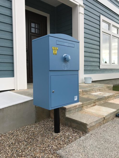 K様邸/宅配ボックス Brizebox Large ブルー:ポール施工