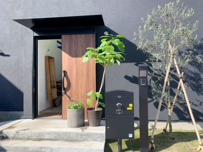 ds.no.ie様邸/宅配ボックス Brizebox Large ブラック:ポール施工