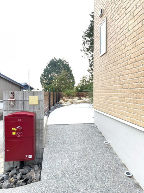 ritsu_suzu様邸/宅配ボックス Brizebox Large ボルドー:ポール施工