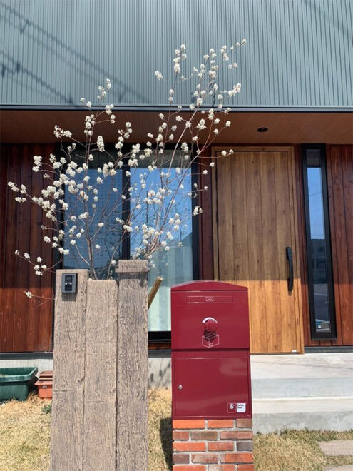 春・ykyk_life様邸／宅配ボックス Brizebox Large ボルドー：レンガ据置台座施工