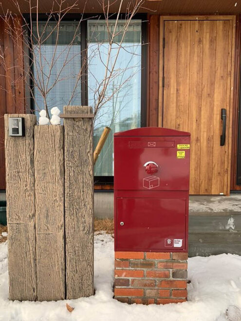 冬・宅配ボックス Brizebox Large ボルドー：レンガ据置台座施工