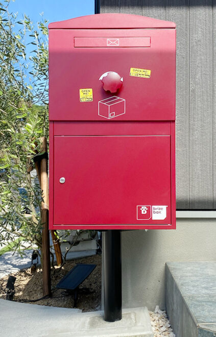 N様邸／宅配ボックス Brizebox Large ボルドー：ポール施工