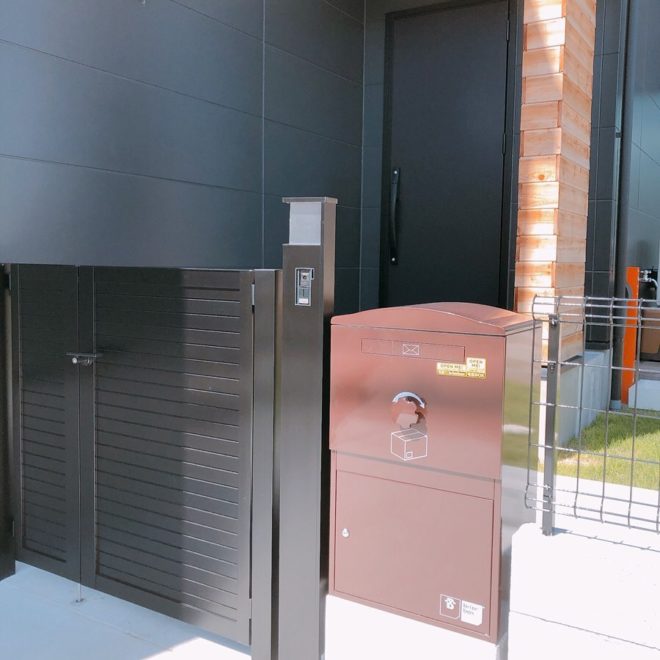 宅配ボックス施工事例|K様邸/Large ショコラ(BL-CH):据え置き施工