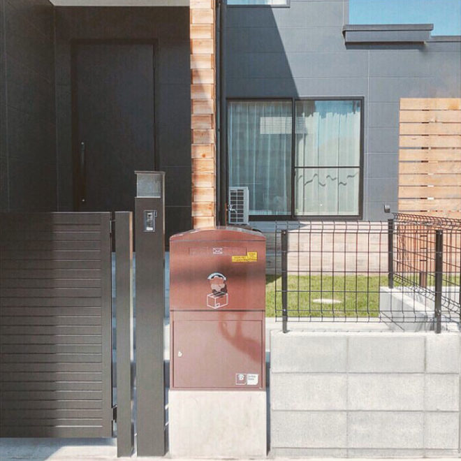 宅配ボックス施工事例｜K様邸／Large ショコラ（BL-CH）：据え置き施工