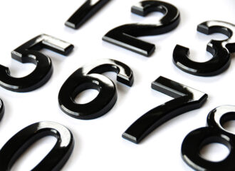 背面の強力両面テープで簡単貼るだけ