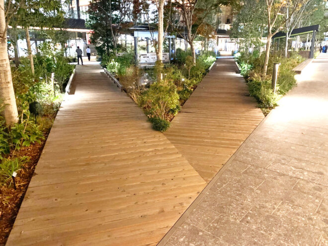 国産天然杉の枕木通路