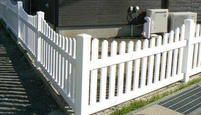 ルーテッドスカラップドピケットフェンス