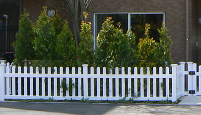 ルーテッドストレートピケットフェンス