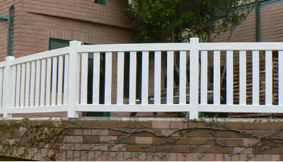 クローズドピケット プールフェンス