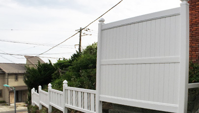 ソリッドプライバシーフェンス ウィズ ミッドレール