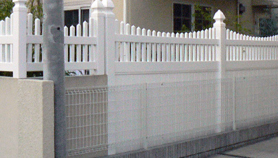 ソリッドプライバシーフェンス ウィズ ピケット